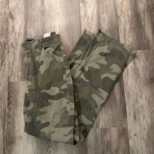 Hollister Camo Cargo Ultra High Rise Dad Pant